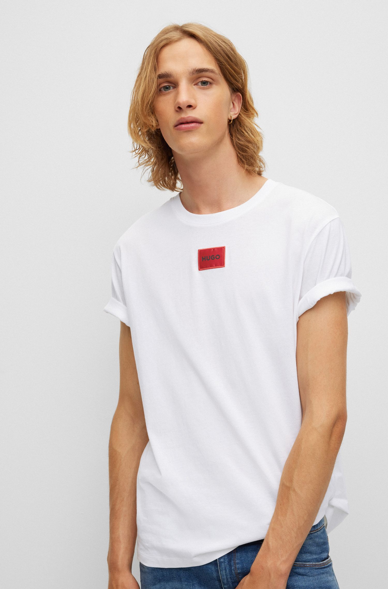 红色徽标标签常规版棉质 T 恤