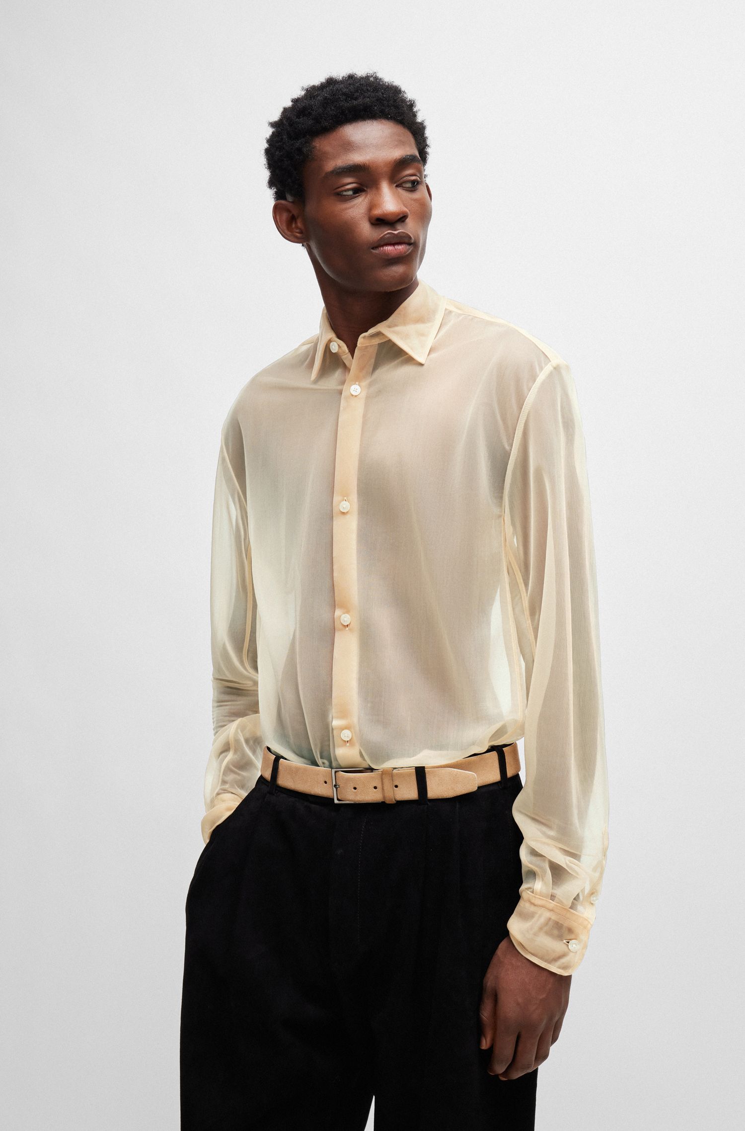 常规版型剪裁肯特领设计透明平纹针织衬衫