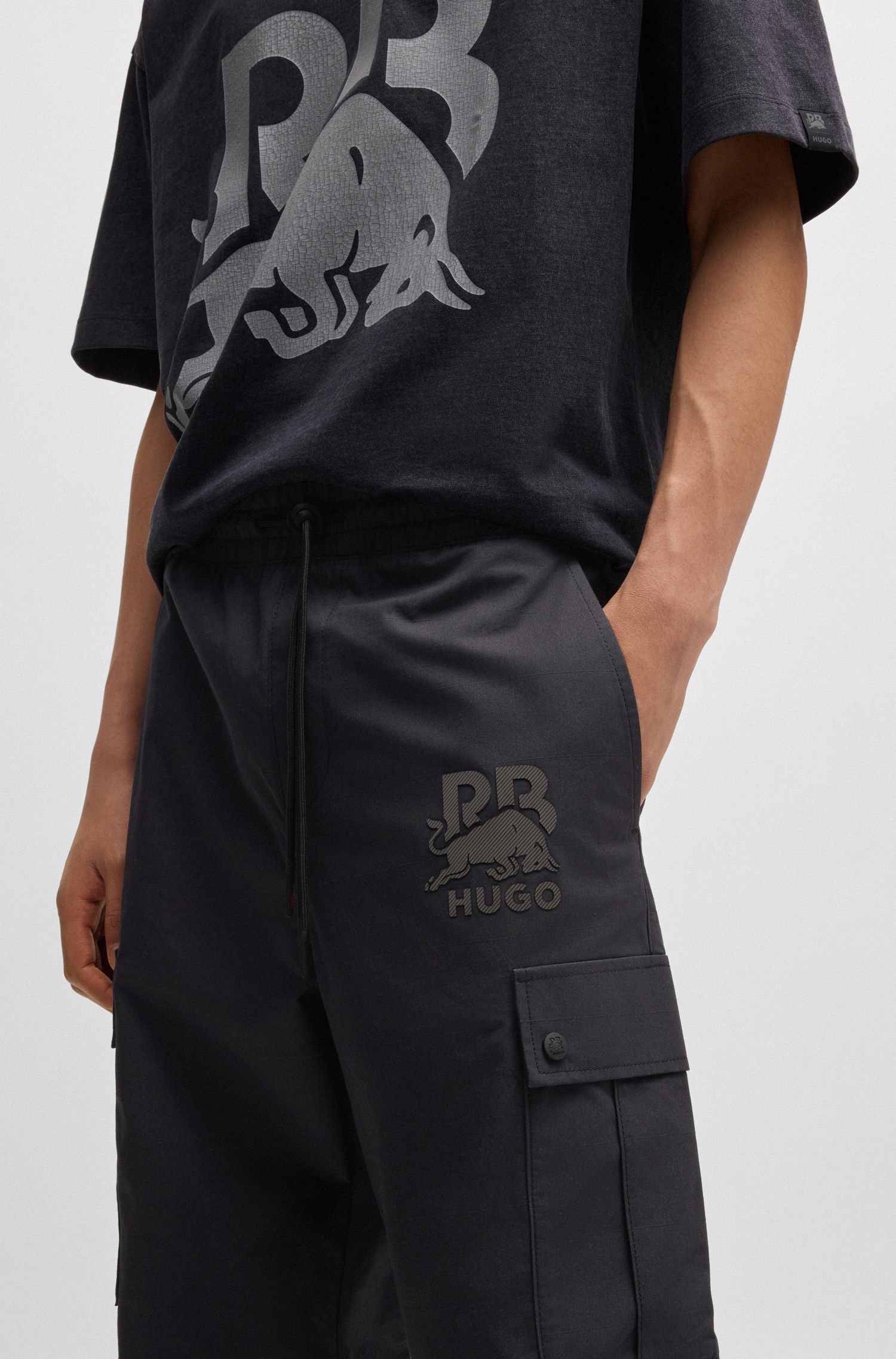 带有碳隐形标志的 HUGO x RB 常规版型裤子