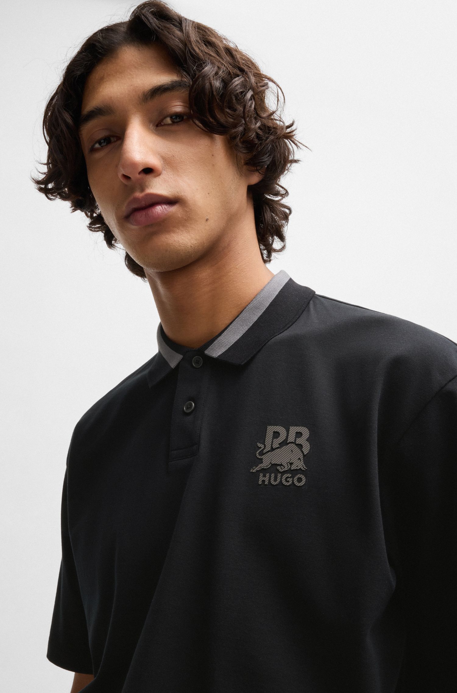 带有碳隐形标志的 HUGO x RB 弹力棉 Polo 衫