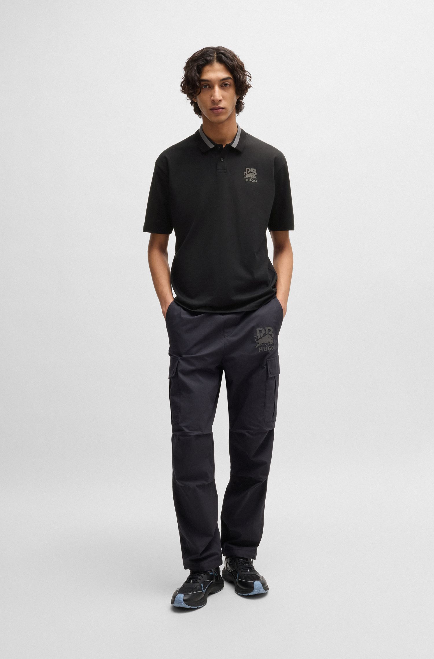 带有碳隐形标志的 HUGO x RB 弹力棉 Polo 衫