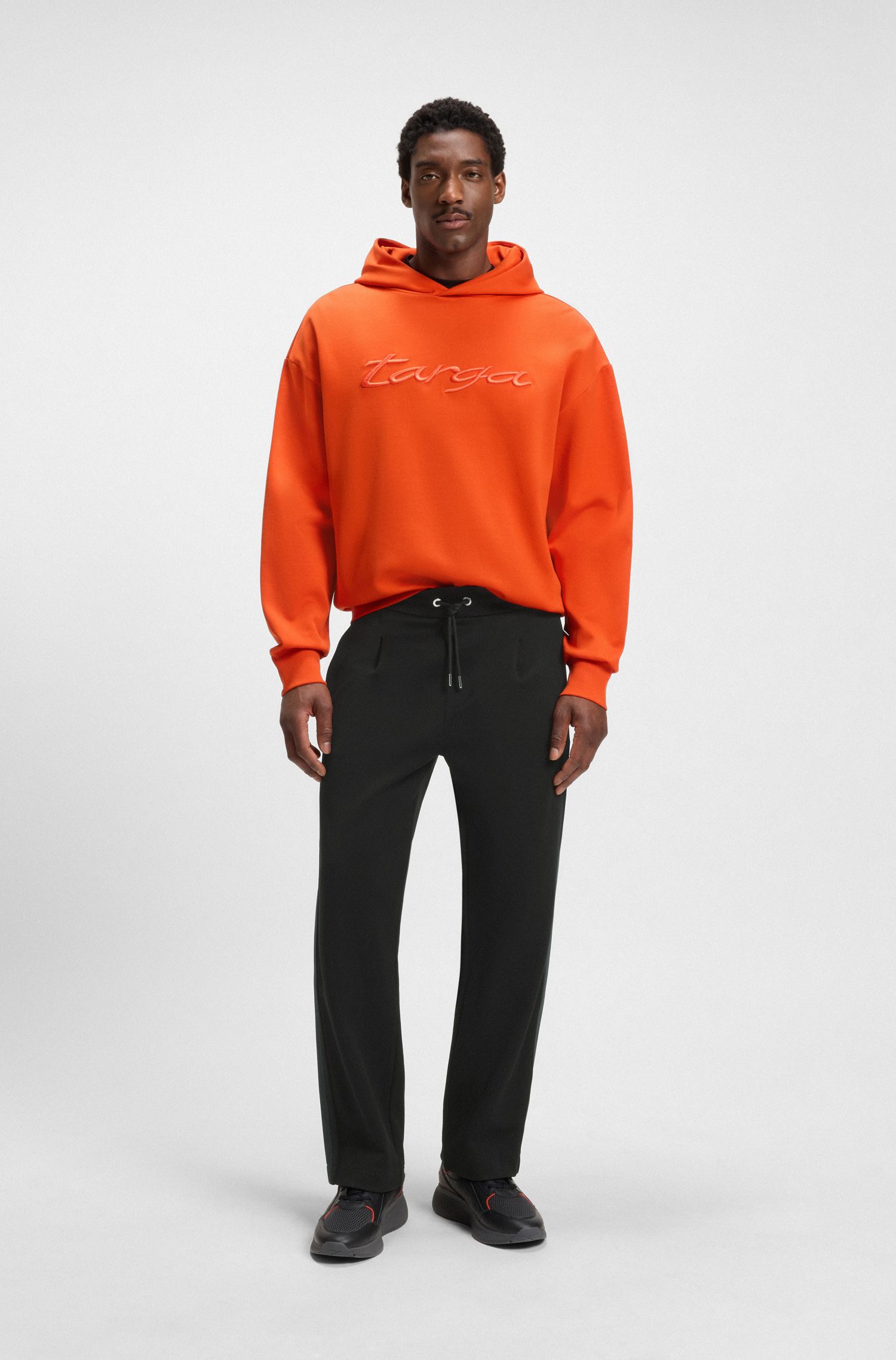 带侧条纹的保时捷x BOSS运动服底部