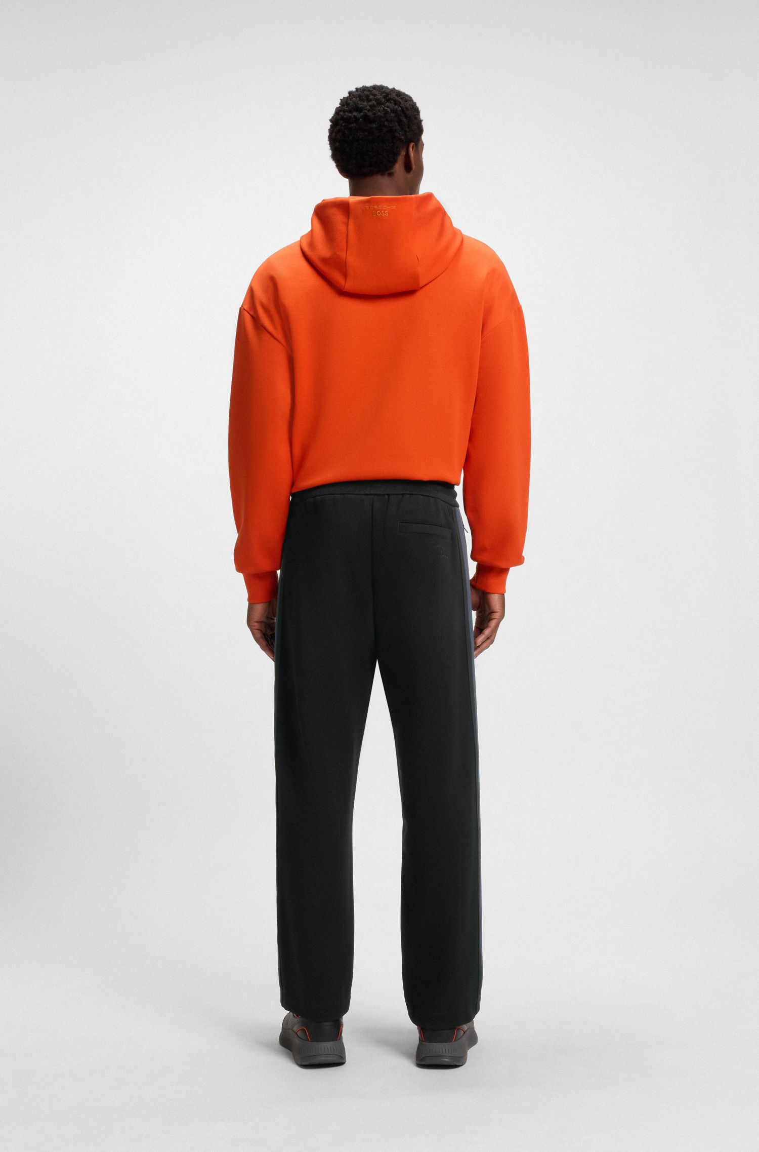 带侧条纹的保时捷x BOSS运动服底部