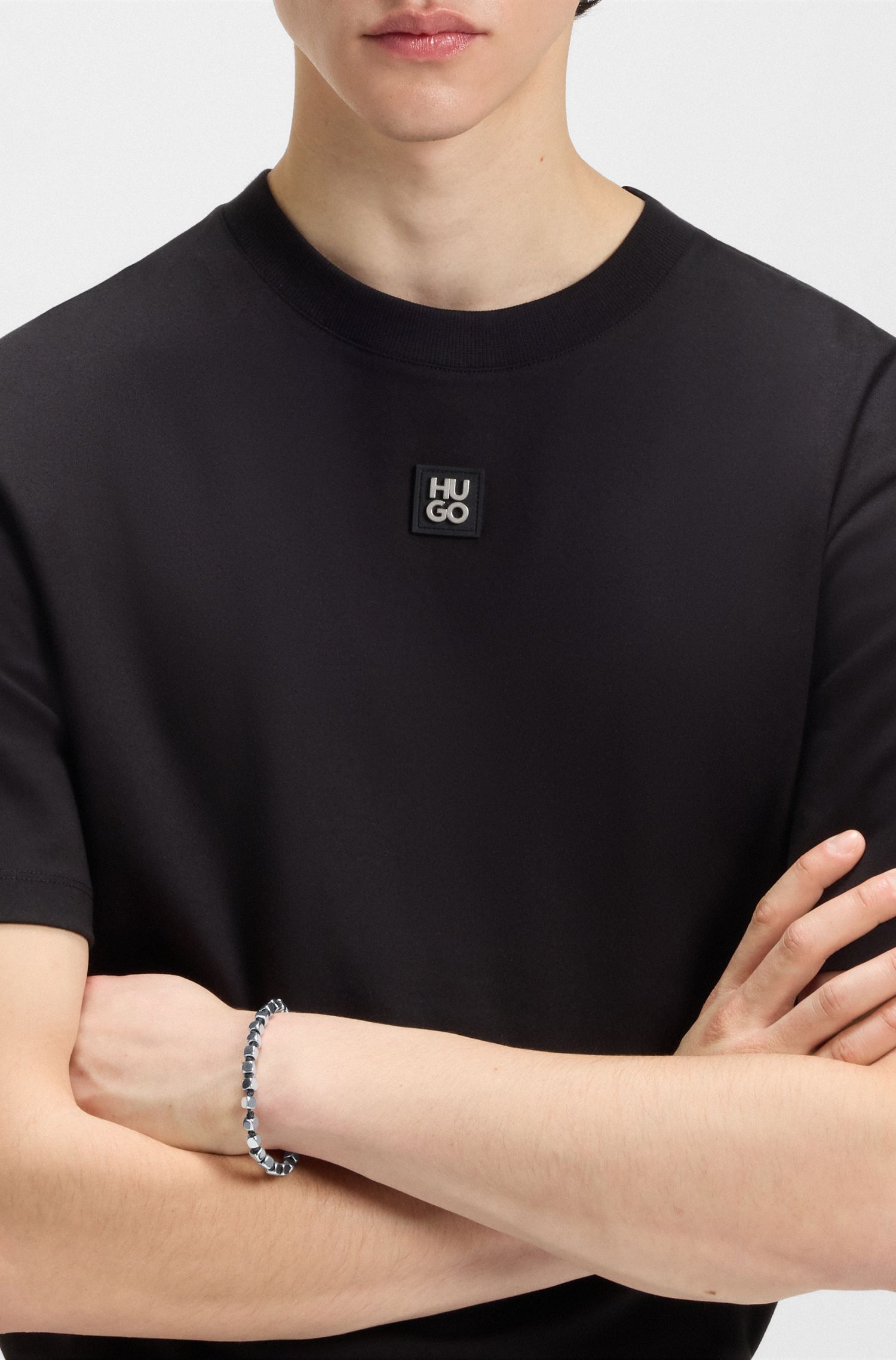 【HUGO雨果】搭配钢制立方体设计的袖扣