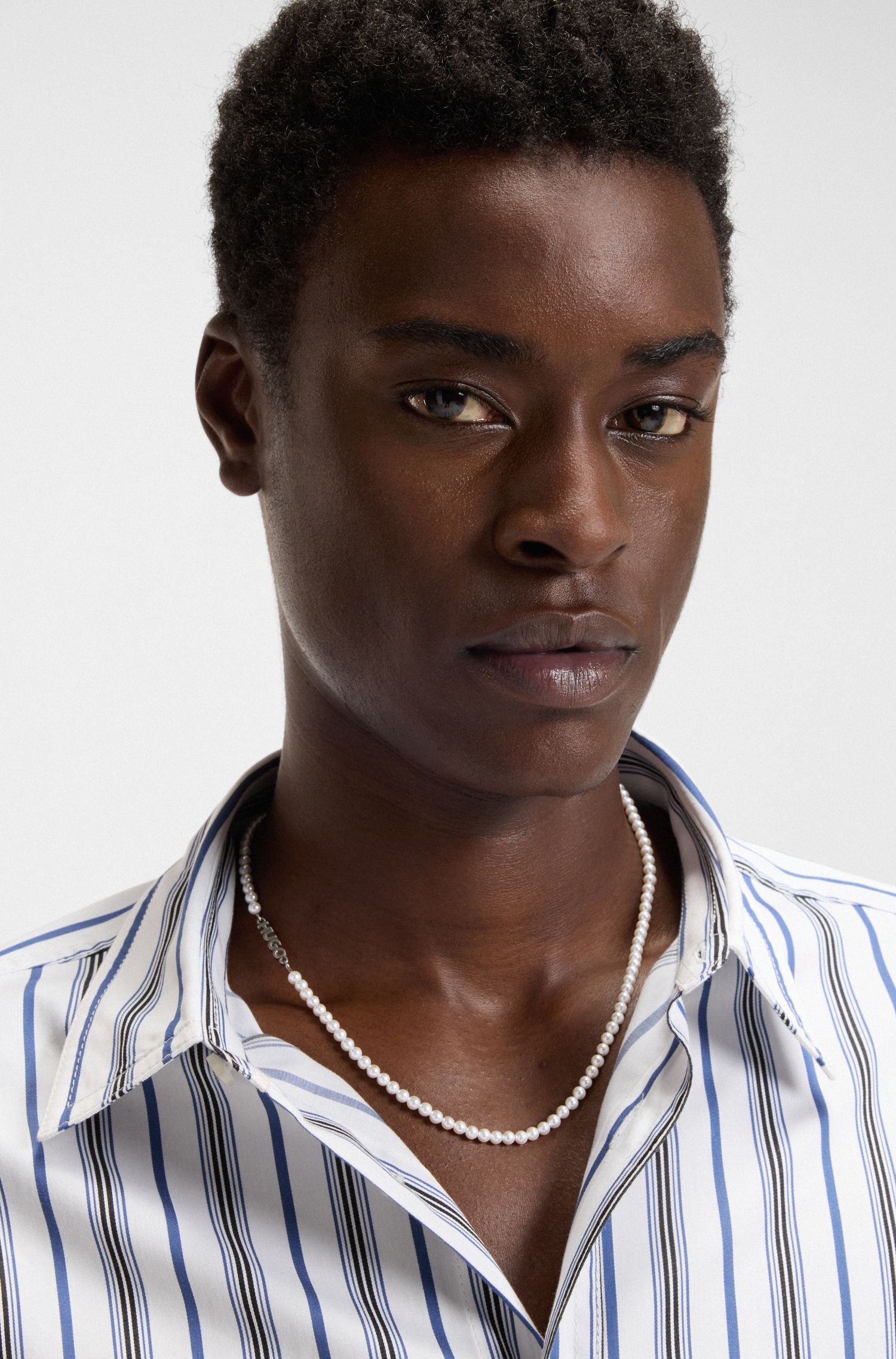 【HUGO雨果】珍珠项链配以徽标铭牌配件