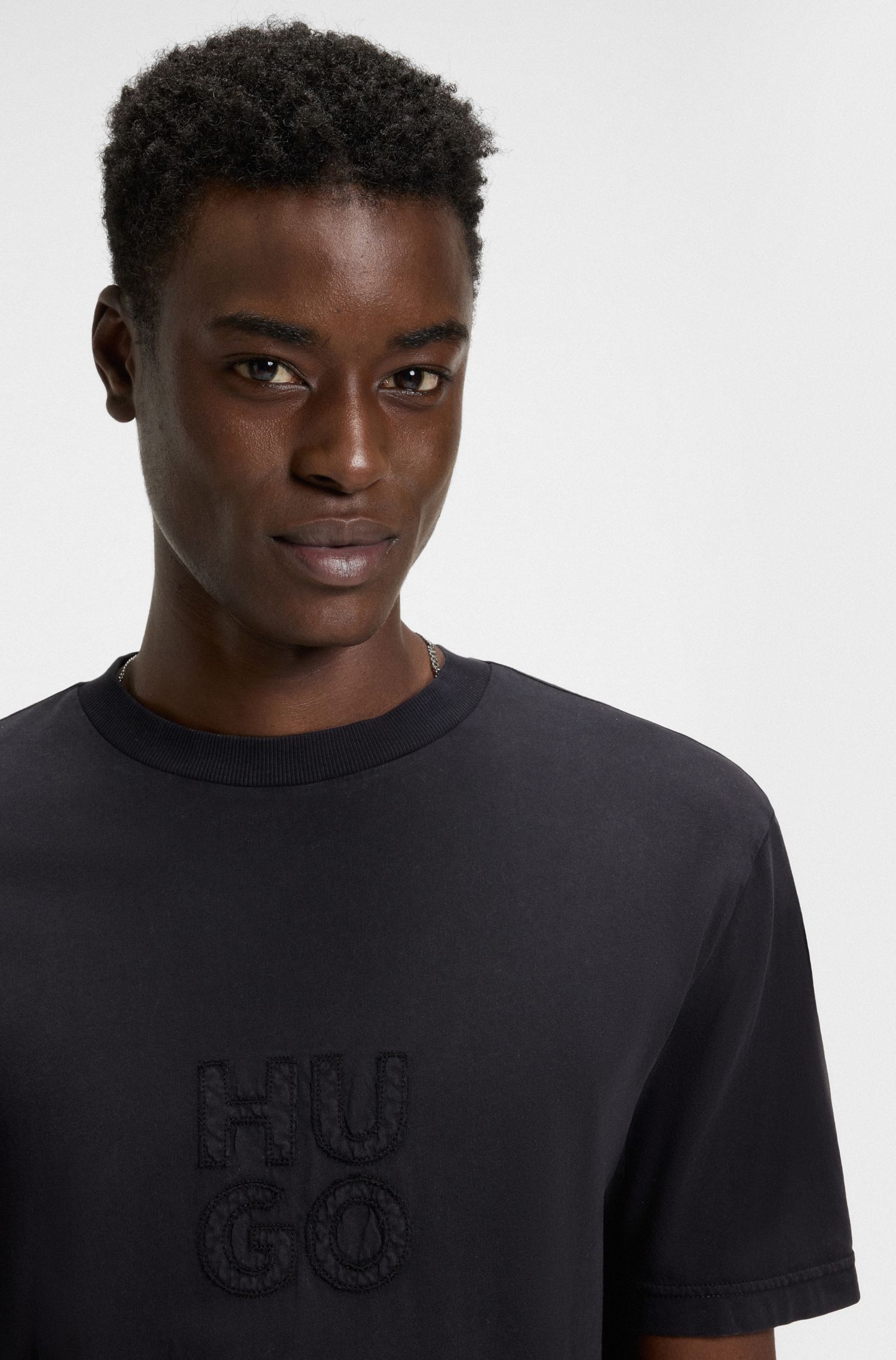 【HUGO雨果】徽标贴花装饰棉质平纹针织 T 恤